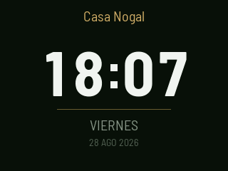 Esfera clásica: 18:07 en grande bajo el nombre de la tienda, Casa Nogal, con VIERNES 28 AGO 2026 debajo.