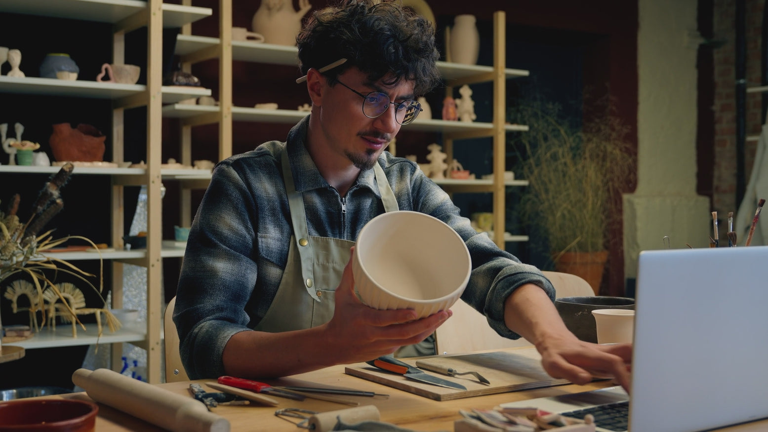 <span class='visually-hidden'>Load video: </span>2